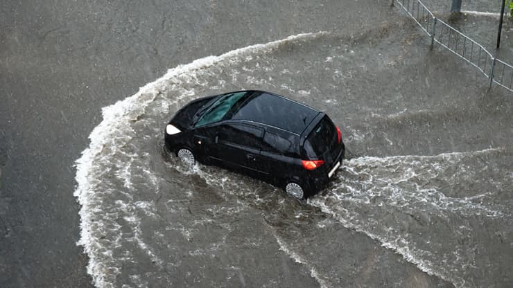 Consejos para conducir en días de lluvia o sobre mojado